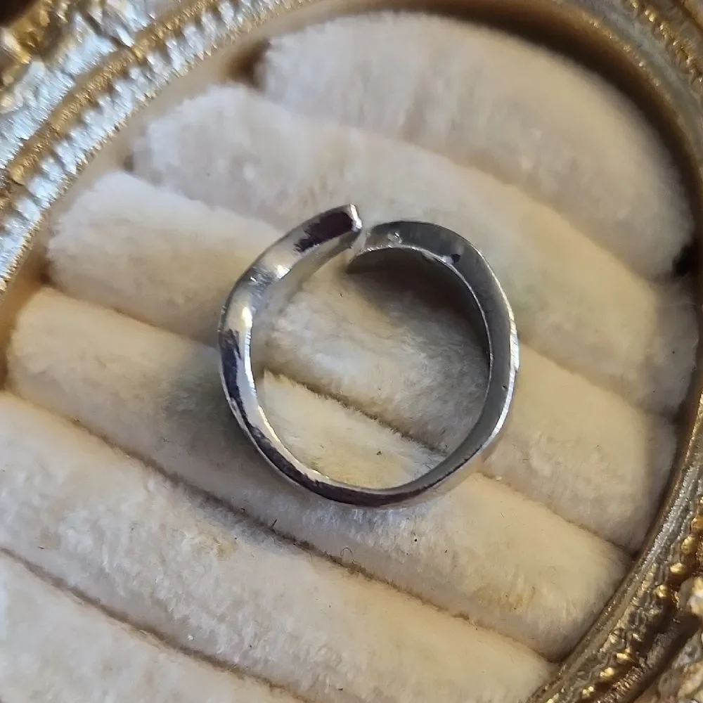Elegant Silver and Green Women's Ring